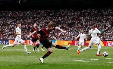 Disparo de De Bruyne que terminó con una gran parada de Courtois.