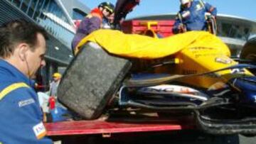 <b>SUSPENSIÓN DELANTERA ROTA. </b>El coche de Alonso estuvo dos horas parado en boxes para arreglar su colisión matutina en el curvón de atrás. Lo recuperó por la tarde.