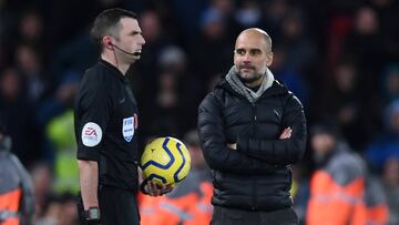 Pep Guardiola mira a Michael Oliver entrando a arbitrar la segunda parte del partido entre Liverpool y Manchester City. 