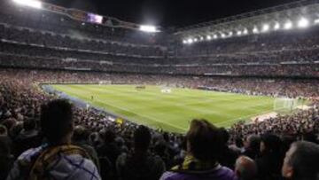 El p&uacute;blico del Santiago Bernab&eacute;u guarda un minuto de silencio antes del Cl&aacute;sico entre Real Madrid y F.C. Barcelona de la temporada 2013/2014.