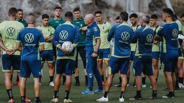 Pepe Mel, entrenador de la UD Las Palmas, da instrucciones a sus futbolistas durante una sesi&oacute;n de entrenamiento.