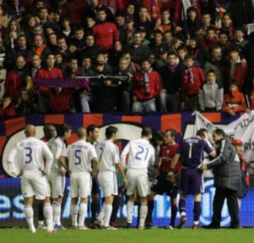 Iker Casillas recibió un golpe en la cabeza de un mechero lanzado desde la grada durante el partido de liga en El Sadar.