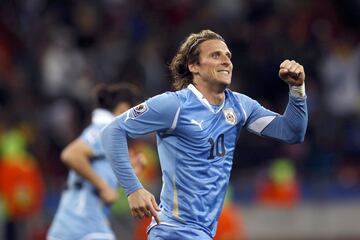 A la espera de lo que hicieran Villa y Sneijder en la final del Mundial, Diego Forlán se postulaba a convertirse en el Pichichi del Mundial. El delantero uruguayo sumaba cuatro goles a la espera de medirse a Alemania, mientras que el español y el holandés sumaban un gol más, a falta de un encuentro. Era el gran sueño del delantero charrúa: “Forzaré para cerrar el mejor año de i carrera como máximo goleador…”.