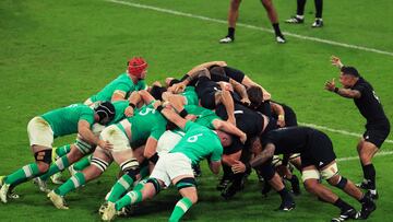 New Zealand's scrum-half Aaron Smith (R) waits for the ball from a New Zealand scrum during the France 2023 Rugby World Cup quarter-final match between Ireland and New Zealand at the Stade de France in Saint-Denis, on the outskirts of Paris, on October 14, 2023. (Photo by EMMANUEL DUNAND / AFP)