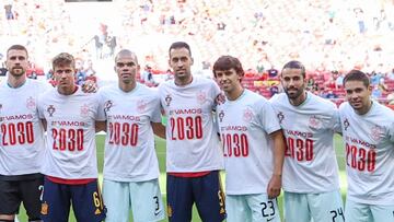Busquets posó junto a Marcos Llorente, Pepe, João Felix y otros internacionales de España y Portugal con la camiseta de la Candidatura Ibérica 2030 antes del último amistoso