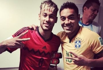 Esta foto con Marco Fabián corresponde al Mundial de Brasil 2014. Pocas veces se ve al brasileño posando con el jersey de otra selección.