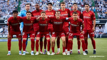El once del Real Zaragoza: Joan Femanías, Jair, Clemente, Bazdar, Vital y Toni Moya en la fila de arriba y Ares, Raúl Guti, Calero, Francho y Aketxe en la de abajo.