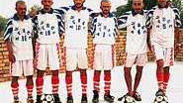 CASTIGADOS POR OFENDER AL ISLAM. En julio de 2000 los jugadores de un equipo amateur paquistaní fueron rapados por jugar un partido con pantalones cortos.