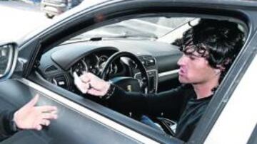 <b>ÍDOLO. </b>Tote, que será titular esta tarde ante Las Palmas, firma autógrafos a unos jóvenes aficionados. El madrileño acompañará a Delibasic o a Rubén Navarro en la delantera.