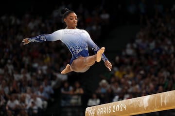 Sin desmerecer a ninguna otra gimnasta, Simone Biles, a pesar de su temprana edad, es historia de este deporte. La estadounidense brilla en cada una de sus actuaciones y así lo demuestran las 11 medallas olímpicas que ha conseguido entre Río 2016, Tokio 2020 y París 2024 y las 29 medallas logradas en los Campeonatos Mundiales de los que ha sido partícipe. 