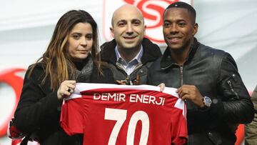 Robinho con su nueva camiseta. 