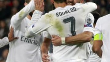 Cristiano Ronaldo y Benzema celebran uno de los goles del Madrid.