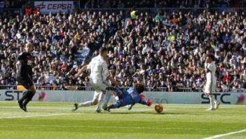 Benzema aprovecha el rechace de Ochoa para poner el 2-0 en el marcador.