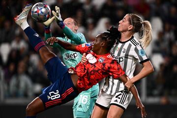 La defensa Linda Sembrant y la portera Pauline Peyraud de la Juve se emplean afanosamente para impedir el
gol de la delantera del Lyon Melvine Malard, durante el partido de la Champions League femenina que se disputó en Turín y que terminó 1-1. No se puede negar que la jugadora del equipo francés lo intentó con ahínco.