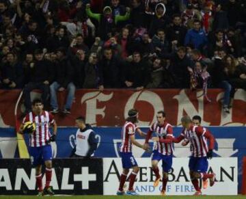 Los jugadores del Atleti celebran el gol de Godín.