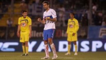 César Carignano celebra uno de sus goles en la última victoria de la UC ante la U de Conce en 2010.