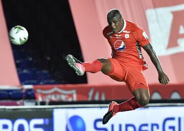 El defensor central del Amércia de Cali, Marlon Torres, jugó 17 partidos con el América de Cali en el torneo colombiano. Tiene un valor en el mercado de 800 mil euros