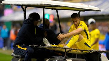 Benedetto se retira lesionado del partido de Boca ante Racing.