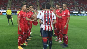 Los Diablos han hecho esta noche antes del encuentro, "pasillo" para felicitar a Chivas por el título del pasado Torneo Clausura 2017.