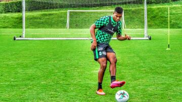 Danovis Banguero en un entrenamiento de Atl&eacute;tico Nacional