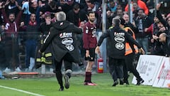 Soccer Football - Serie A - Salernitana v Inter Milan - Stadio Arechi, Salerno, Italy - April 7, 2023 Salernitana's Antonio Candreva celebrates scoring their first goal REUTERS/Alberto Lingria