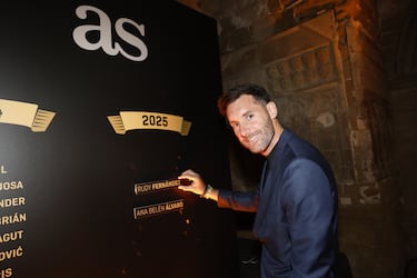Rudy Fernández posa con un imán que lleva su nombre en el Salón de la Fama del Baloncesto Español.