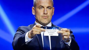 Monaco (Monaco), 31/08/2023.- Former football player Joe Cole shows a ticket of Real Sociedad during the UEFA European Club Football Season Kick-Off event in Monaco, 31 August 2023. The event sees the UEFA Champions League group stage draw, as well as the UEFA Awards ceremony to honour the men and women Player of the Year, the men and women Coaches of the Year, and to present the UEFA President'Äôs Award. (Liga de Campeones) EFE/EPA/GUILLAUME HORCAJUELO