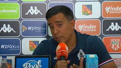 El entrenador César Farías atiende la conferencia de prensa post partido con Envigado.