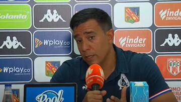 El entrenador César Farías atiende la conferencia de prensa post partido con Envigado.