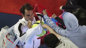 Roger Federer firma aut&oacute;grafos.