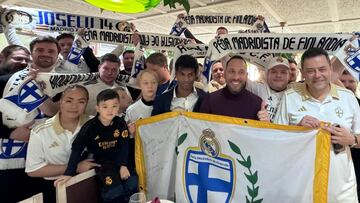 Tomás Roncero, con la peña madridista de Finlandia.