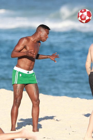 Vinicius disfruta de sus vacaciones en las playas de Río