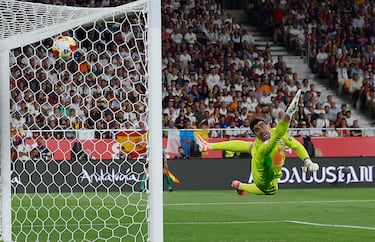 1-0. Pase atrás de Lamine Yamal dentro del área del Real Madrid para Pedri, que llega a la frontal del área y saca un disparo con rosca a la escuadra. imparable para Thibaut Courtois.