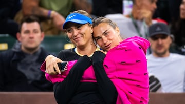 Paula Badosa y Aryna Sabalenka se abrazan cariñosamente la semana pasada en el torneo de Indian Wells.