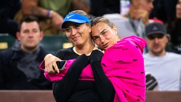 Paula Badosa y Aryna Sabalenka se abrazan cari?osamente la semana pasada en el torneo de Indian Wells.
