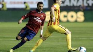 Miguel de las Cuevas, jugador de Osasuna, persigue al centrocampista del Barcelona, Andr&eacute;s Iniesta, durante el &uacute;ltimo partido de Liga.