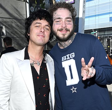 El vocalista de Green Day posó a lado del rapero para la alfombra roja de los AMAs