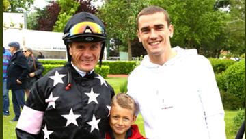 Antoine Griezmann junto al jockey de su yegua &quot;Princesa&quot;, Franck Blondel .