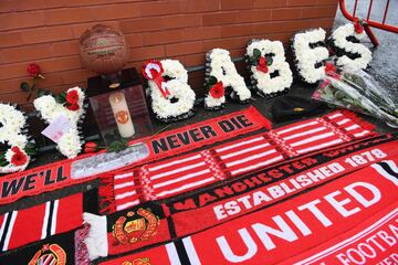 Cientos de personas se congregaron junto al monumento en homenaje a las víctimas del desastre aéreo de Múnich, donde fallecieron, hace 60 años, siete futbolistas de los 'Red Devils', en Múnich, Alemania. El 60º aniversario conmemora a las 23 personas que 