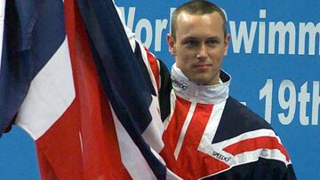 Mark Foster posa con la bandera de Reino Unido tras proclamarse campeón del mundo en 50 metros mariposa durante los Mundiales de Natación en Piscina Corta de Atenas en el año 2000.