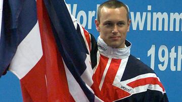 Mark Foster posa con la bandera de Reino Unido tras proclamarse campe&oacute;n del mundo en 50 metros mariposa durante los Mundiales de Nataci&oacute;n en Piscina Corta de Atenas en el a&ntilde;o 2000.