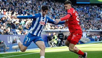 CORNELLÀ DE LLOBREGAT (BARCELONA), 14/12/2024.-Antoniu Roca (i), del Espanyol, se enfrenta a Abel Bretones (d), del Osasuna, durante su partido de la jornada 17 LaLiga de fútbol, este sábado en el RCDE Stadium, en Cornellà de Llobregat (Barcelona). EFE/ Andreu Dalmau