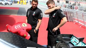 Vettel inspeccionó el Mercedes.