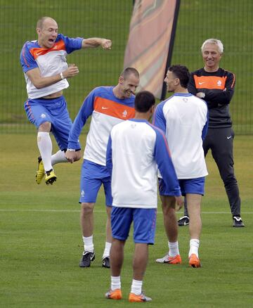 El triunfo de Eslovaquia ante Italia hizo que Holanda recelara de los eslovacos en su encuentro en octavos. Bert Van Marwijk, seleccionador holandés, no sabía además, si arriesgarse con la alineación de Arjen Robben: una posible lesión del extremo podría ser perjudicial para los intereses holandeses, pero ¿y una no alineación y caer eliminados? Todo era dudas para el seleccionador de los Países Bajos.