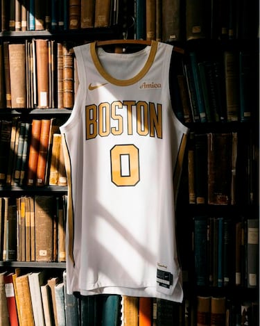 La equipación City Edition de los Boston Celtics para la temporada 2025/26 , llamada “Gold Standard”, marca un cambio audaz en la estética tradicional del equipo. Este diseño representa una reinterpretación moderna del legado de Boston, destacando su estatus como referente de excelencia en la liga.