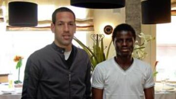 <b>PIVOTES. </b>José Luis Acciari y Wakaso Mubarak posaron ayer para AS en el Restaurante El Pernil de Elche.