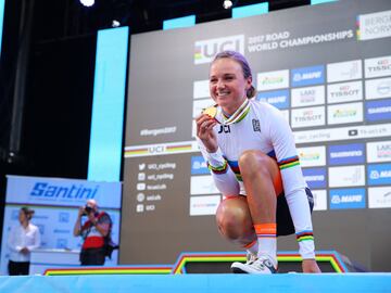 La ciclista holandesa ganó el oro en ruta en los pasados Mundiales de ciclismo de Bergen. Lo hizo en solitario y tras sobreponerse a una caída. Es una de las muchas estrellas del dominante ciclismo femenino holandés que logró cinco medallas en estos campeonatos.