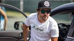 Alonso sale del coche vestido con su marca de ropa.