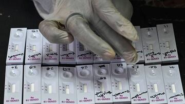 A health worker conducts a rapid antigen test during a Covid-19 coronavirus screening for frontline civic staff in Mumbai on September 10, 2020. (Photo by Indranil MUKHERJEE / AFP)