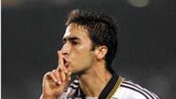 <b>UNA IMAGEN QUE QUEDARÁ PARA LA HISTORIA.</b> Era su segundo gol, el del empate a dos a falta de cinco minutos para el final. Raúl mandó callar el Camp Nou en 1999 para entrar en el Olimpo de los dioses blancos. El siete mostró su autoridad.